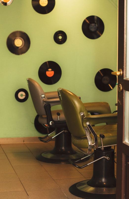 Sillones antiguos y discos de vinilo en la pared