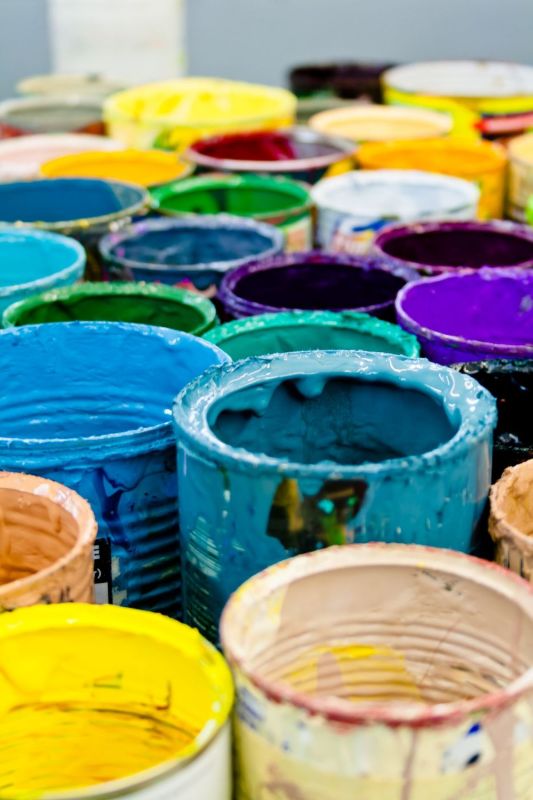 Pots de peinture ouverts de nombreuses couleurs