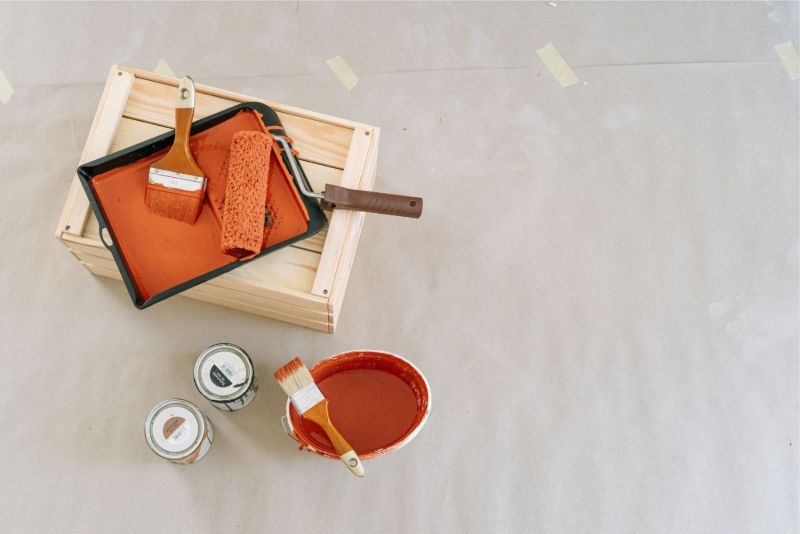 Outils de peinture sur une caisse en bois, vus du dessus