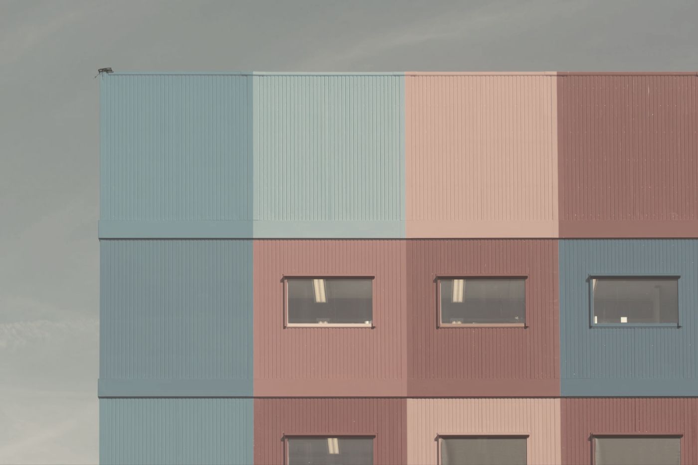 Avant (image retouchée de la démo) : la même façade aux couleurs ternes