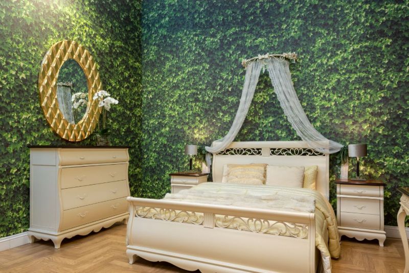Chambre avec papier peint à feuilles vertes et lit classique