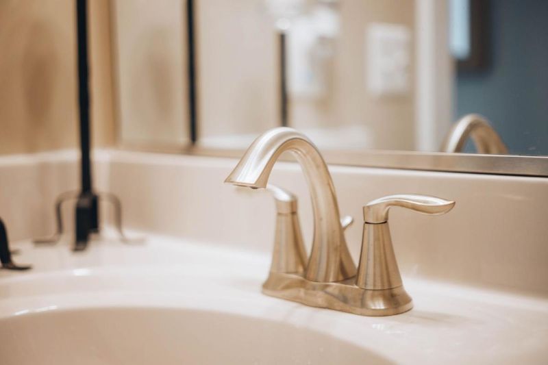 Grifo moderno sobre un lavabo blanco