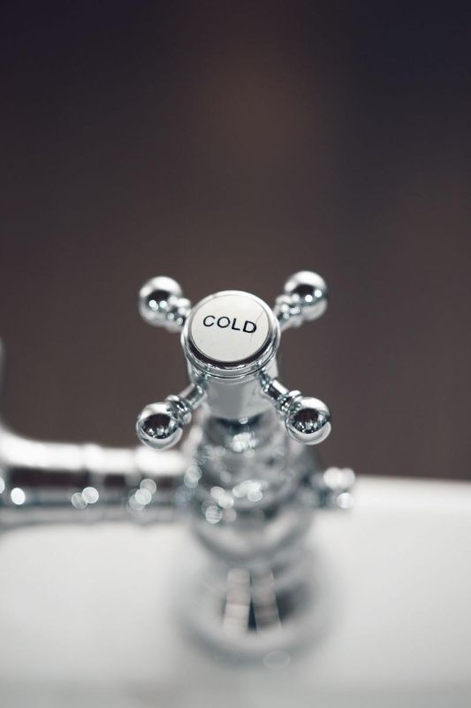 Maneta cromada de agua fría