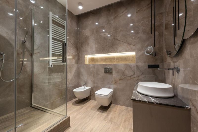 Baño amplio con ducha de cristal y sanitarios