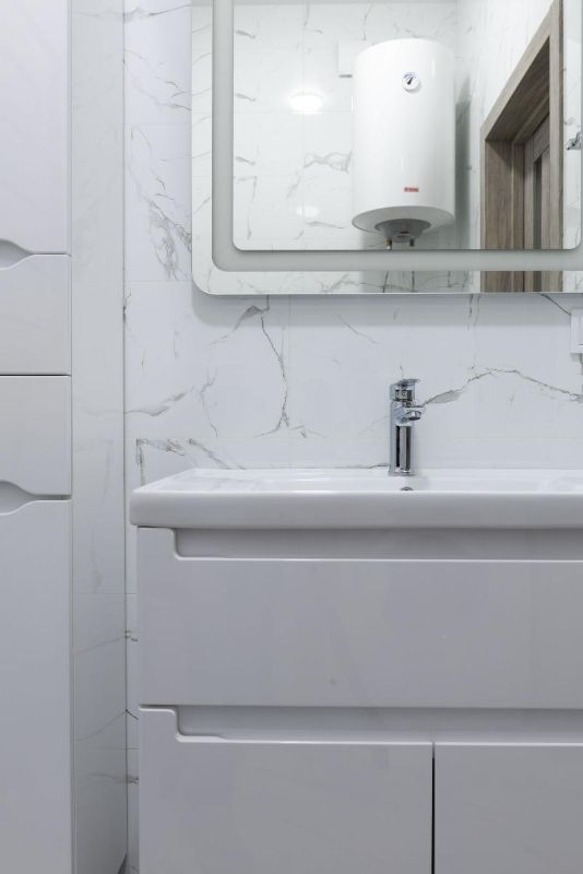 Lavabo blanco con espejo
