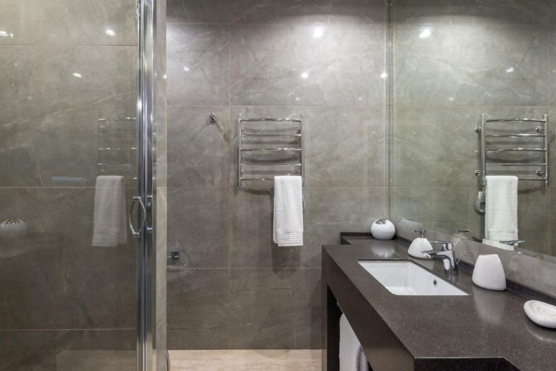 Minimalistisches Bad mit Dusche