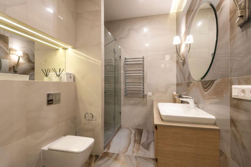 Baño de mármol con ducha de cristal