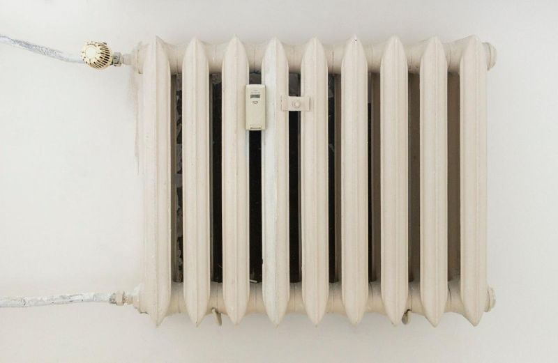 Radiador blanco de acero en una pared lisa