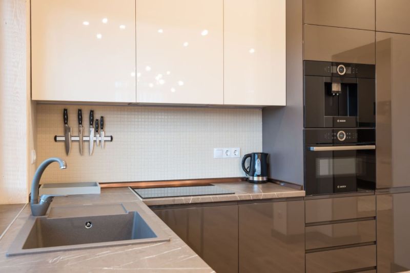 Cocina moderna con encimera y electrodomésticos integrados