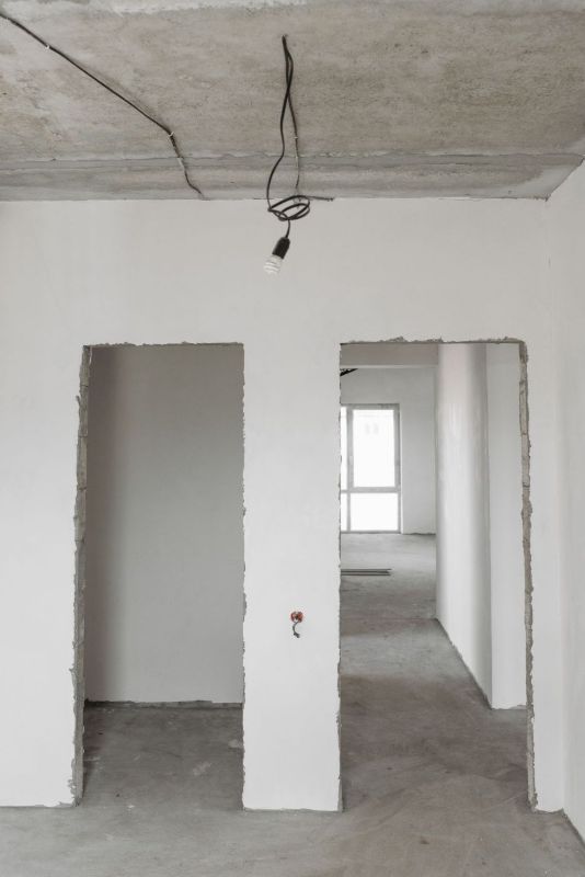 Habitación con paredes enlucidas y huecos sin puerta