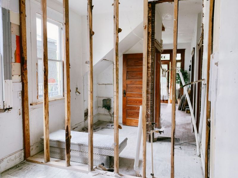 Vivienda en demolición con vigas de madera a la vista