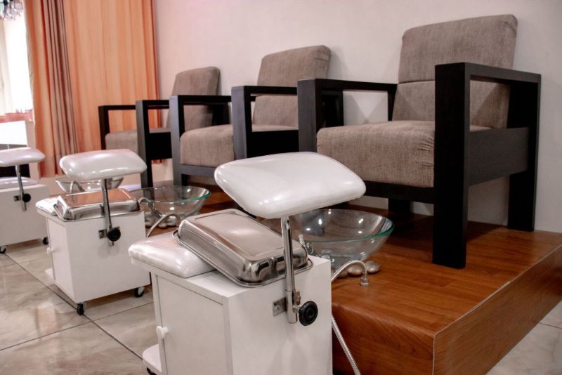 Espace pédicure avec fauteuils et bassins