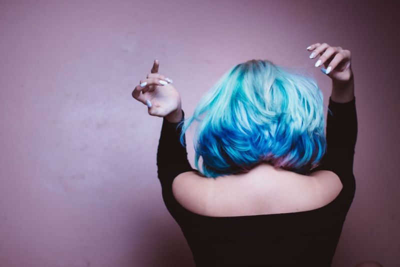 Cabello azul y violeta, de espaldas
