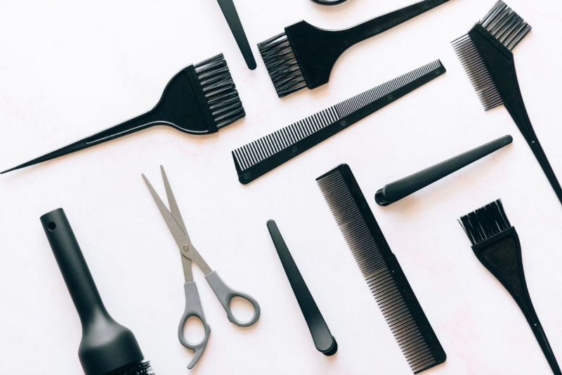 Outils de coiffure sur fond blanc