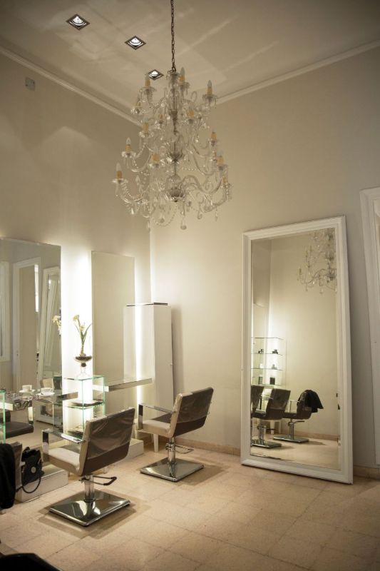 Salon lumineux avec miroirs et lustre