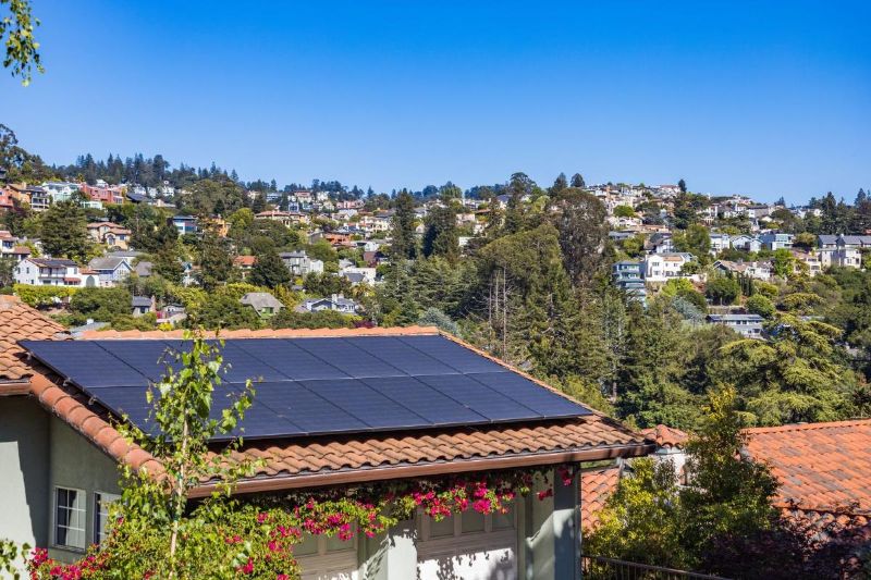 Tejado de una vivienda con módulos fotovoltaicos