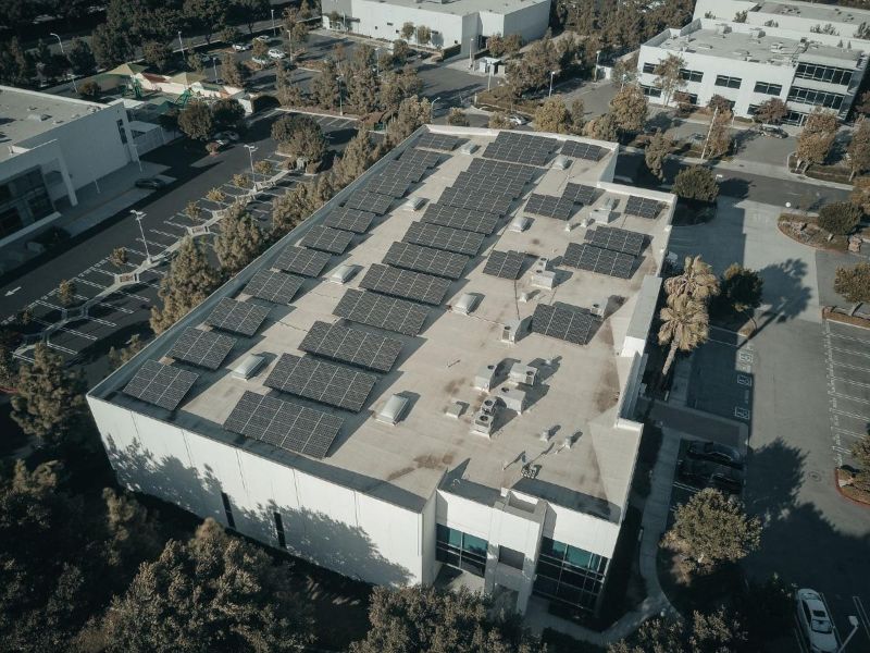 Cubierta de una nave con módulos fotovoltaicos vista desde arriba