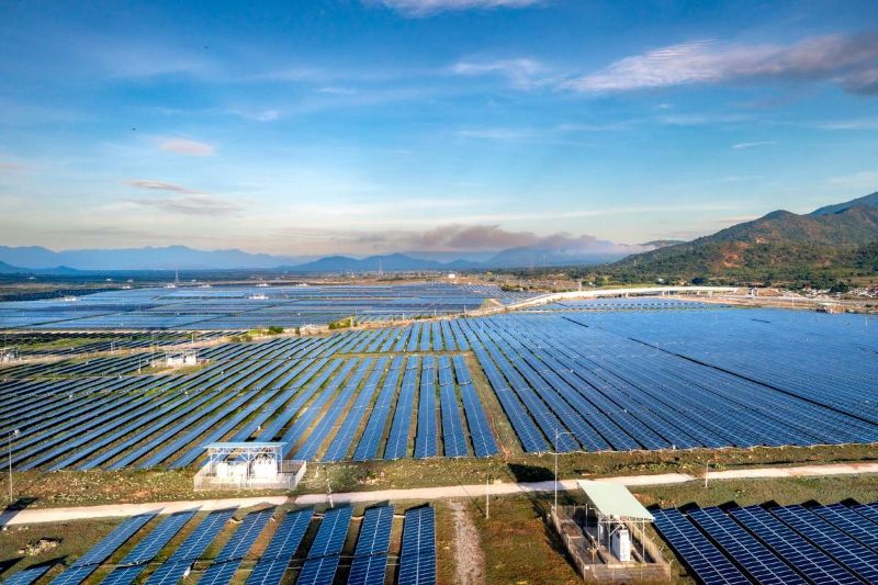 Planta fotovoltaica en un valle con montañas