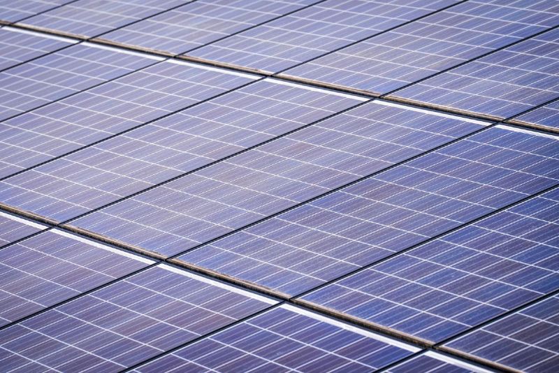 Primer plano de módulos fotovoltaicos al sol