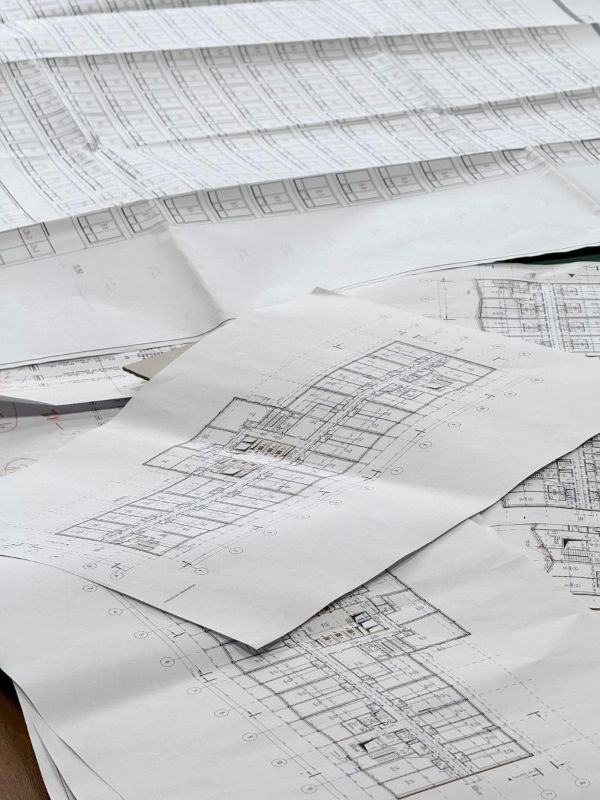 Planos de arquitectura sobre una mesa