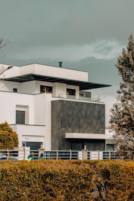 Casa de líneas geométricas vista a través de una valla