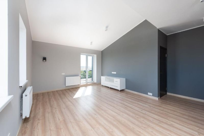 Habitación vacía con suelo de madera clara