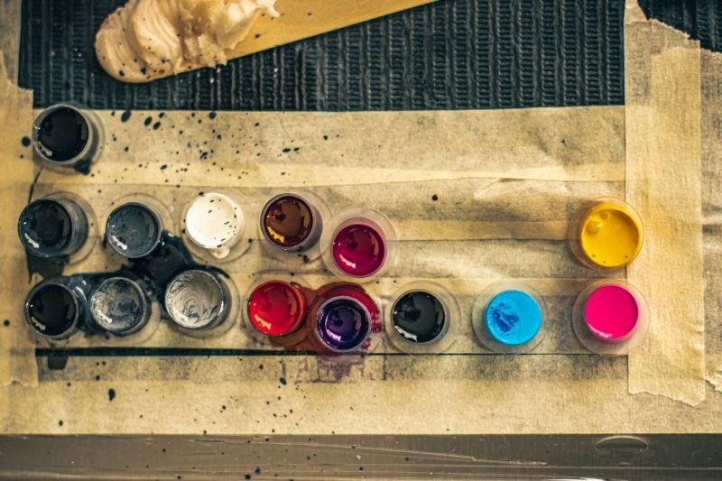 Tappi di inchiostro di vari colori su nastro di carta nella postazione di lavoro